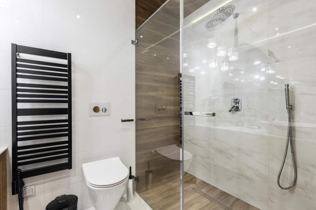 One-Bedroom Apartment with Mountain View,722043865:JPEG